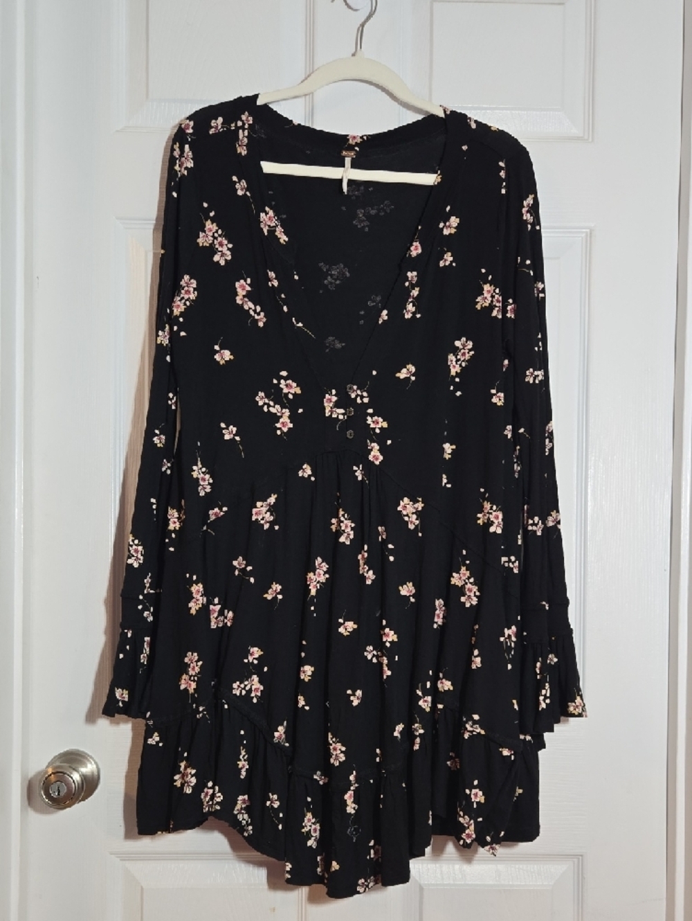 Free People Black White Floral Print Bottom Ruffle Oversized Dress Size Medium - Picture 3 of 8